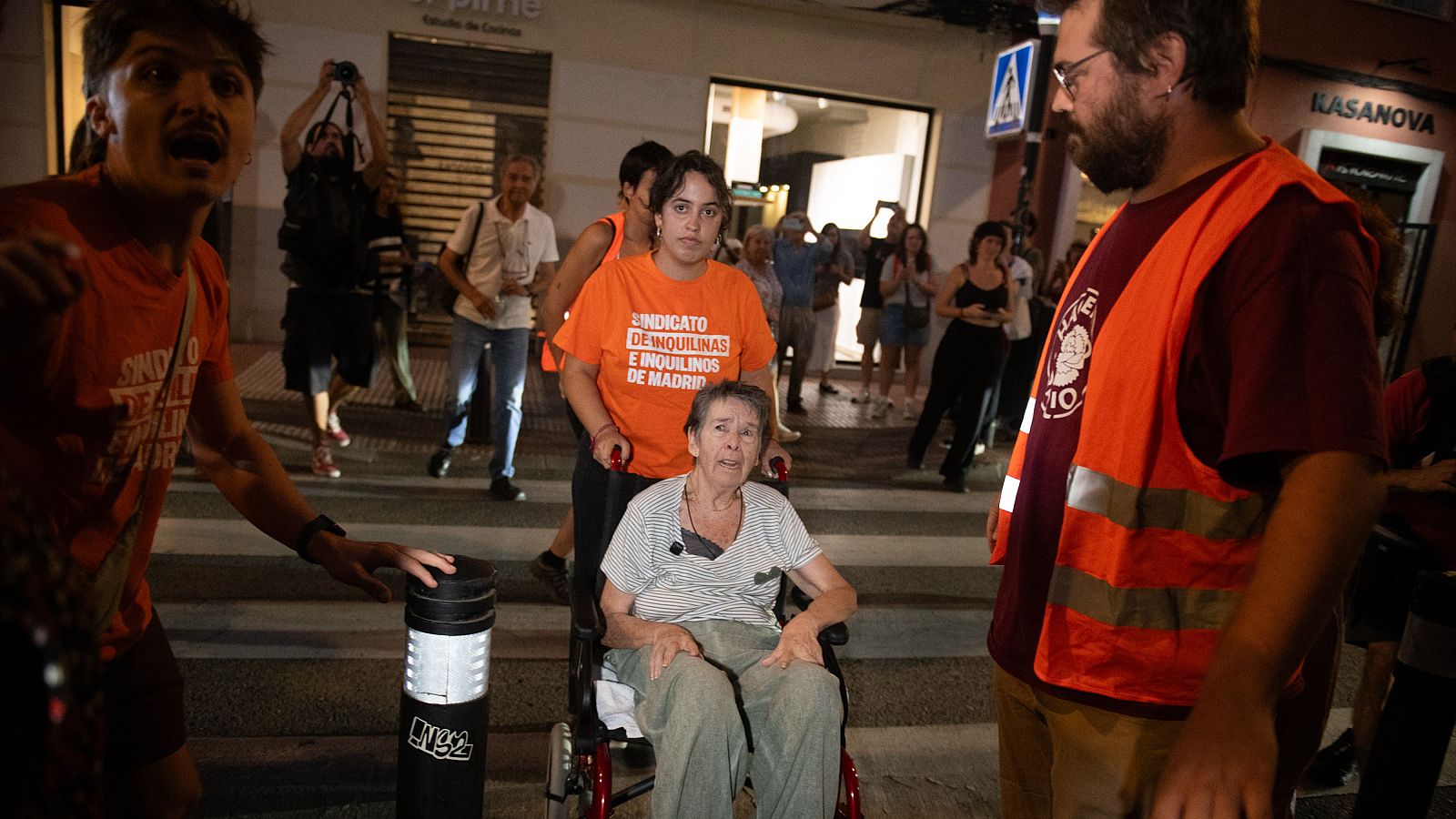 Centenares de personas y artistas se concentran ante la vivienda de Maricarmen en Madrid para evitar su desahucio