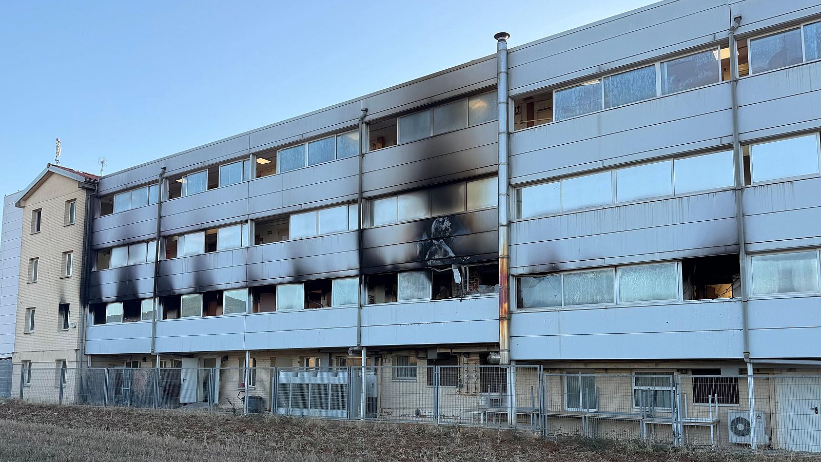 Façana exteriro de la residència on es va originar l'incendi.