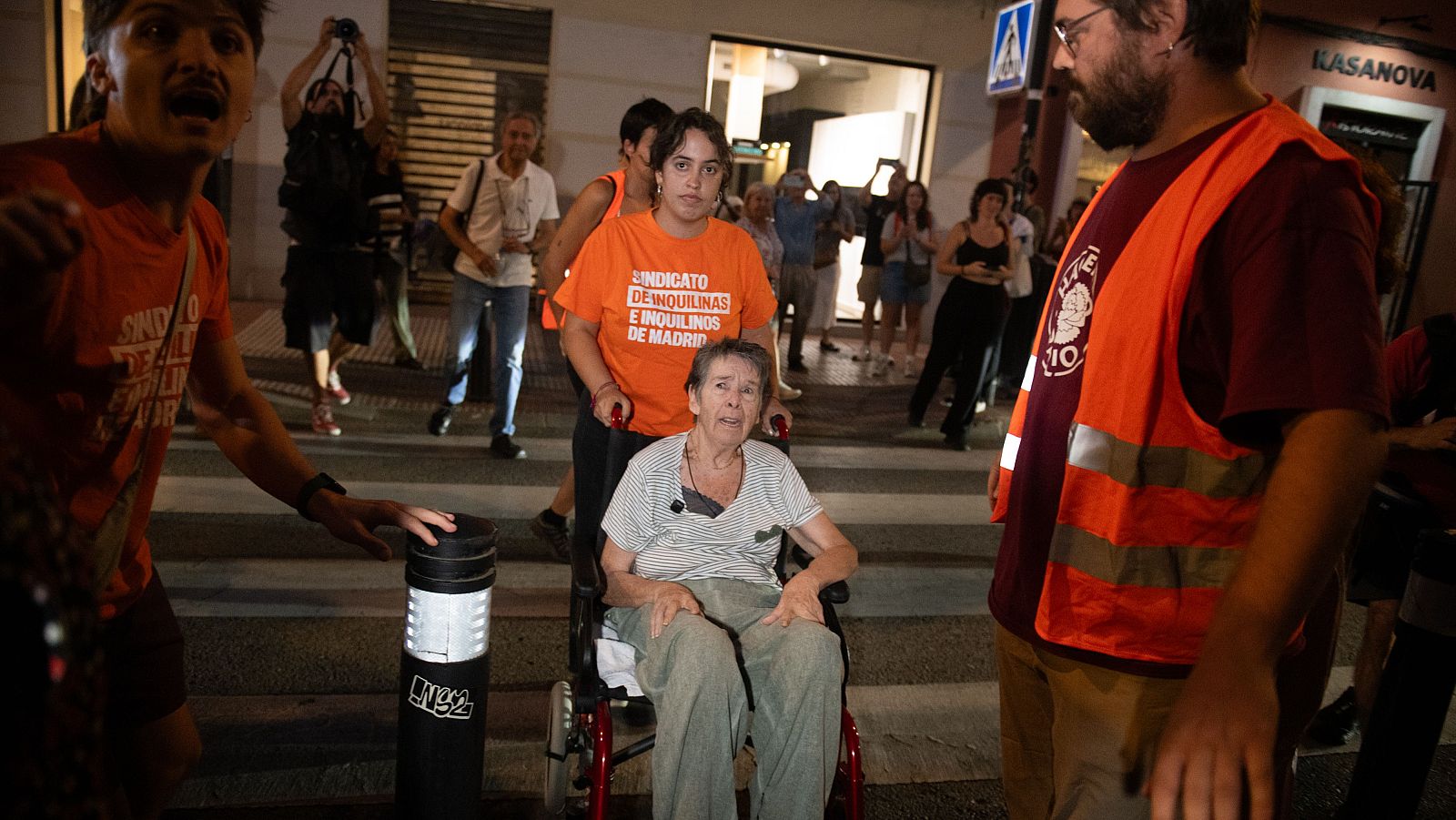 Varias personas durante una concentración bajo el lema ‘Mari Carmen se queda’, en Madrid, junto a la afectada.