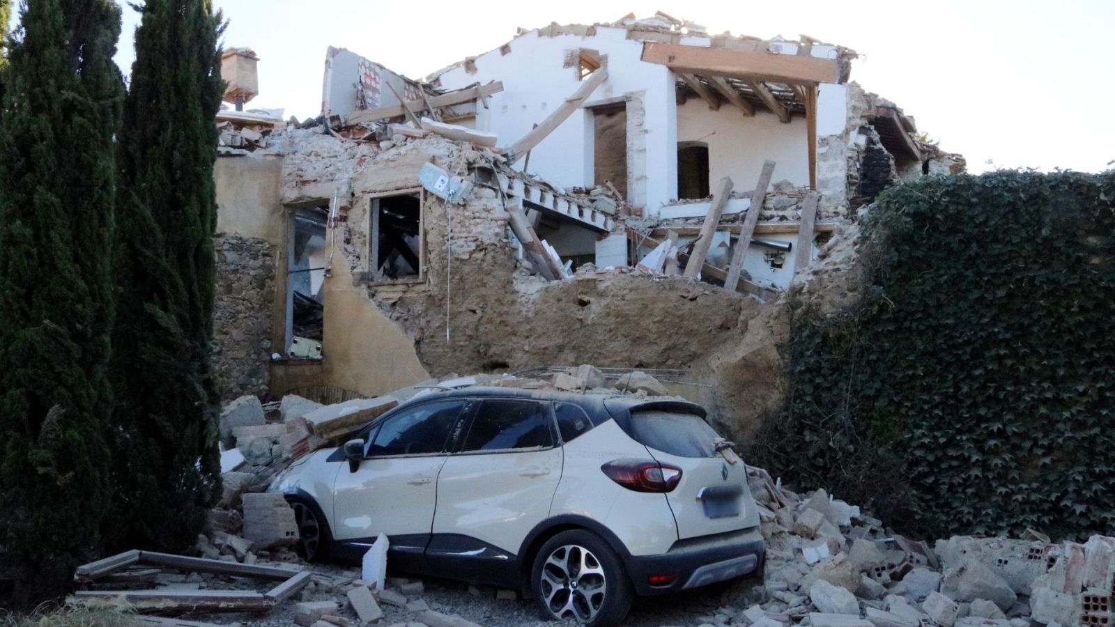 Un vehicle afectat per l'explosió  a l'exterior de la masia