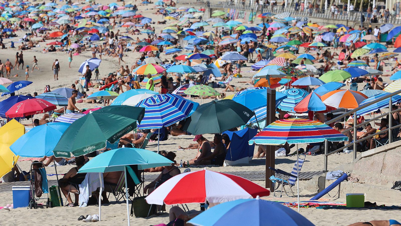 Decenas de bañistas disfrutan del domingo en la playa de Samil de Vigo
