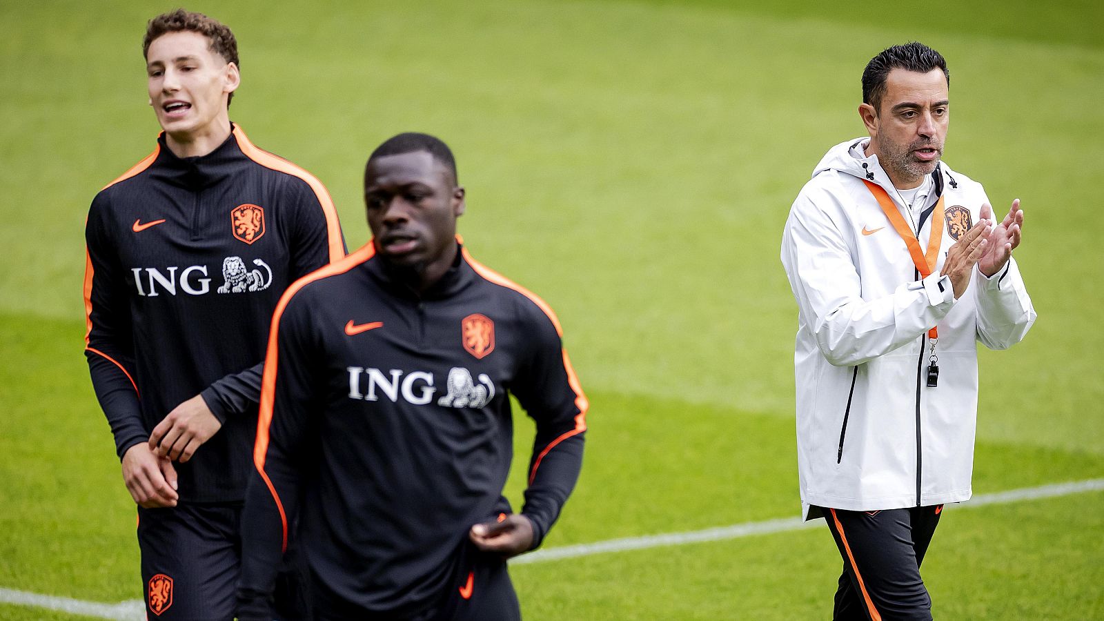Xavi Hernández, seleccionador de Países Bajos, junto a Ruben van Bommel y Brian Brobbey en un entrenamiento.
