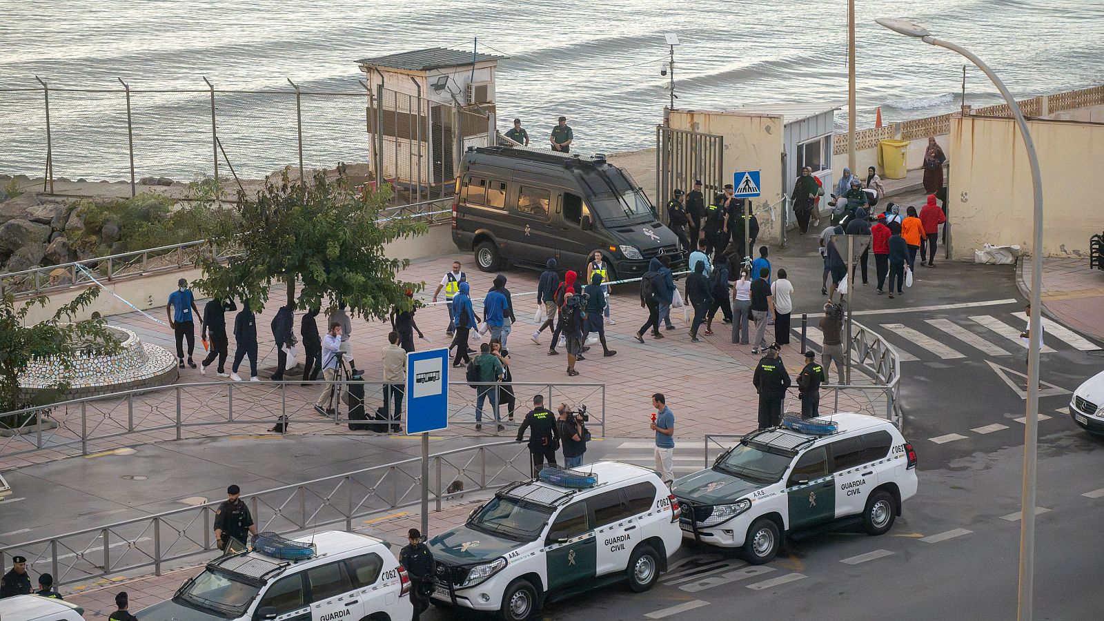 Efectivos de la Guardia Civil, Policía Nacional y Ejército vigilan la frontera del Tarajal, en Ceuta.