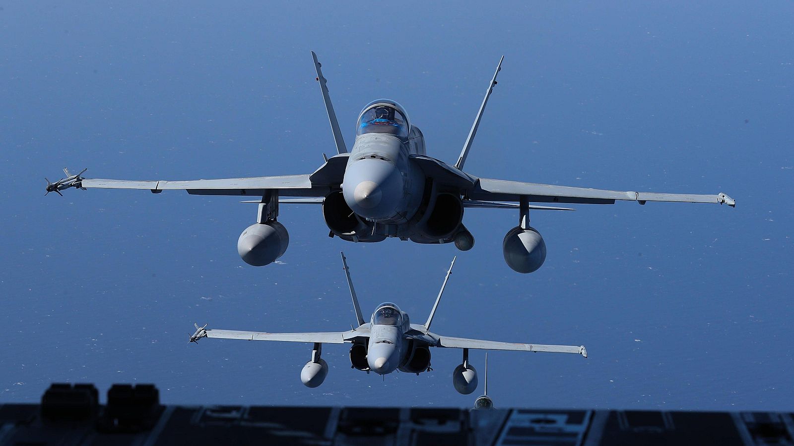 Dos cazas F-18 españoles se activan en el norte de Rumanía ante una alerta por drones En la imagen, dos F-18 durante unas maniobras en las Islas Canarias