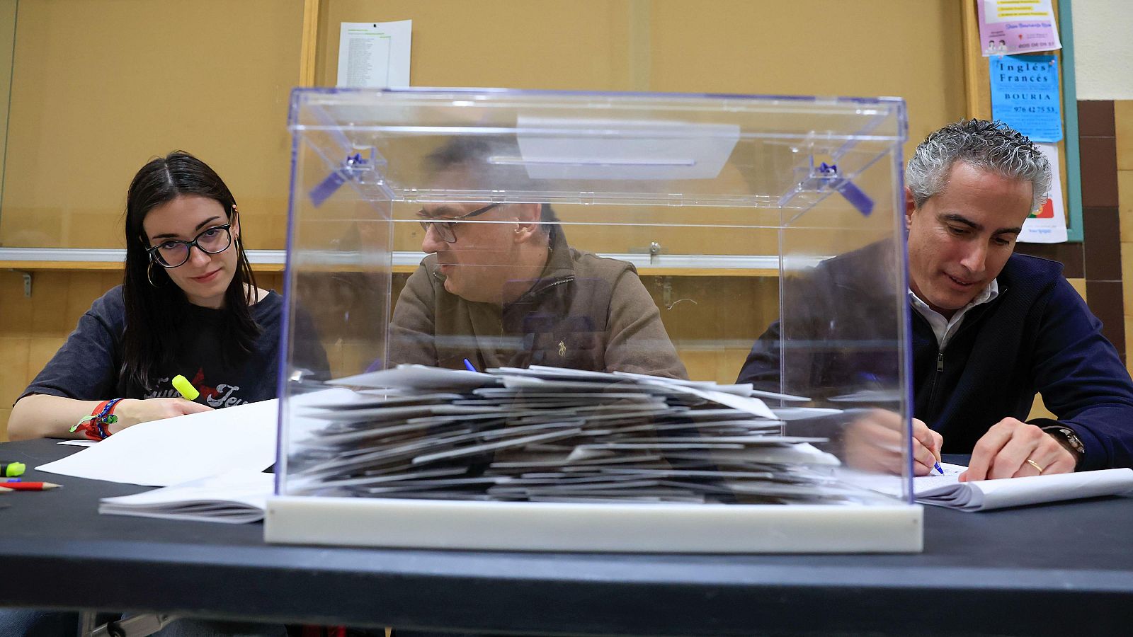 Detalle de la mesa electoral en un colegio de Zaragoza, durante las elecciones autonómicas del pasado mes de febrero en Aragón