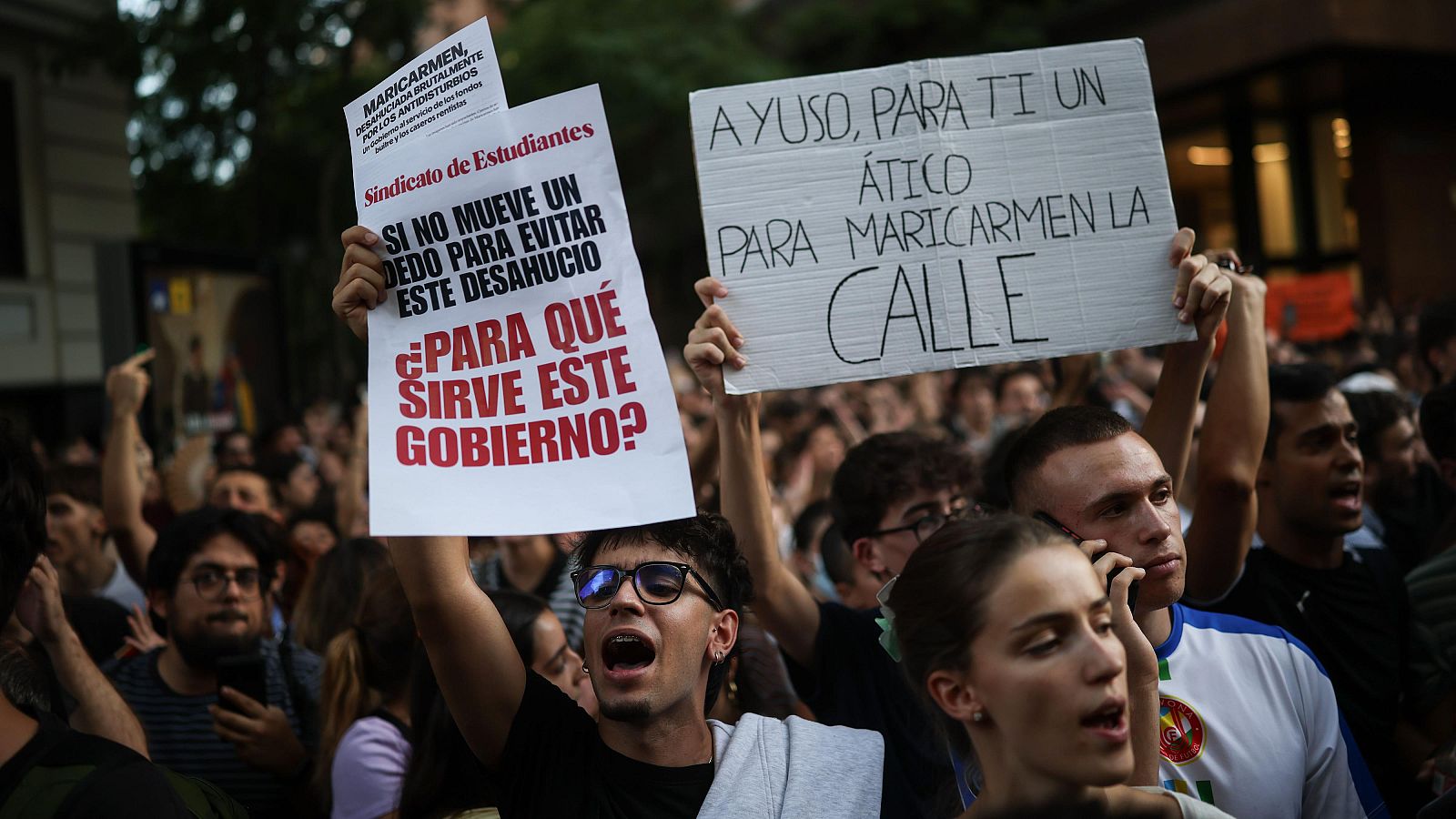 Decenas de personas durante una concentración frente al ático de Chamberí tras el desahucio de Maricarmen