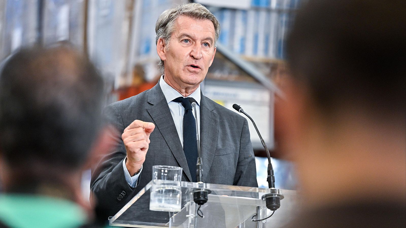El presidente de PP, Alberto Núñez Feijóo, durante una visita a una empresa láctea en Guadalajara