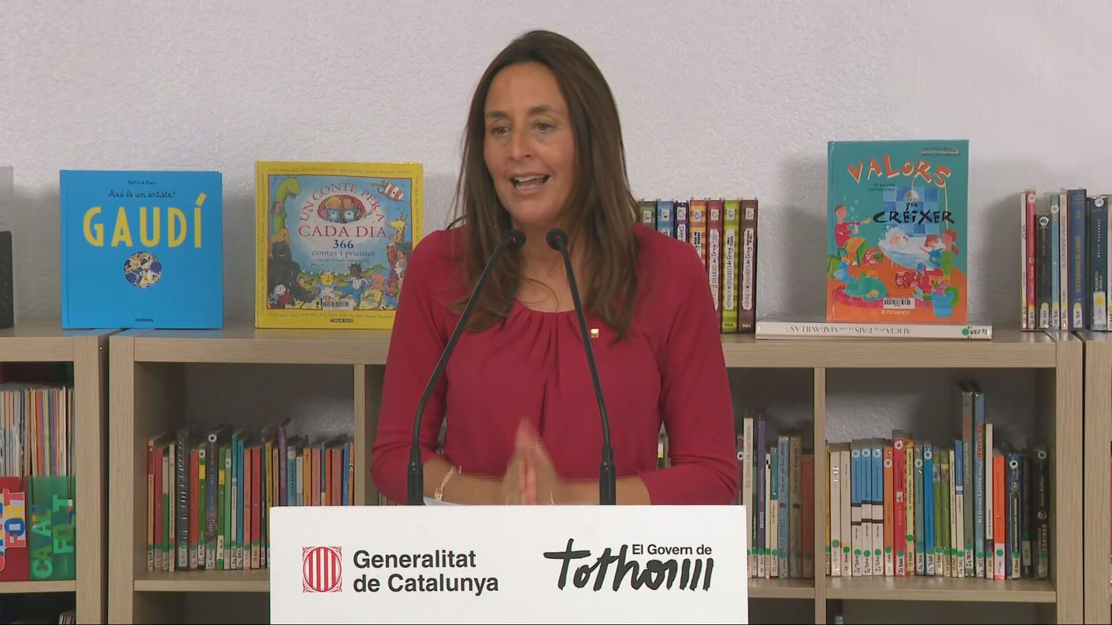 Mercè Niubó, Directora General d'Educació Infantil i Primària, parla darrere d'un faristol amb els logotips de la Generalitat de Catalunya i "El Govern de Tothom".