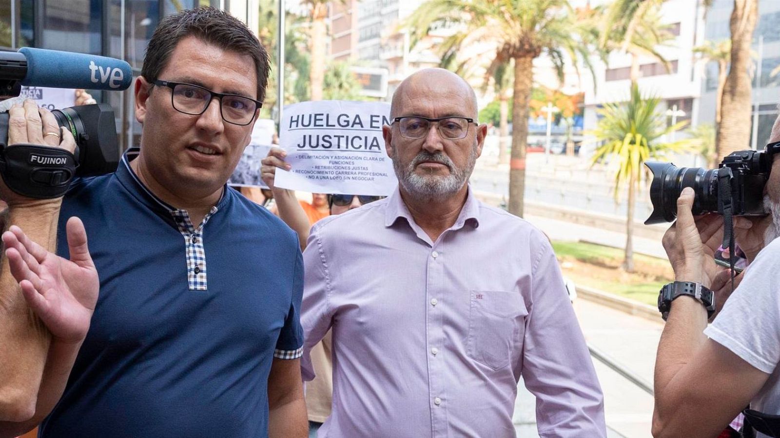 El ex diputado del grupo Socialista Juan Bernardo Fuentes llega al Palacio de Justicia de Santa Cruz de Tenerife a declarar ante la jueza instructora del caso Mediador.