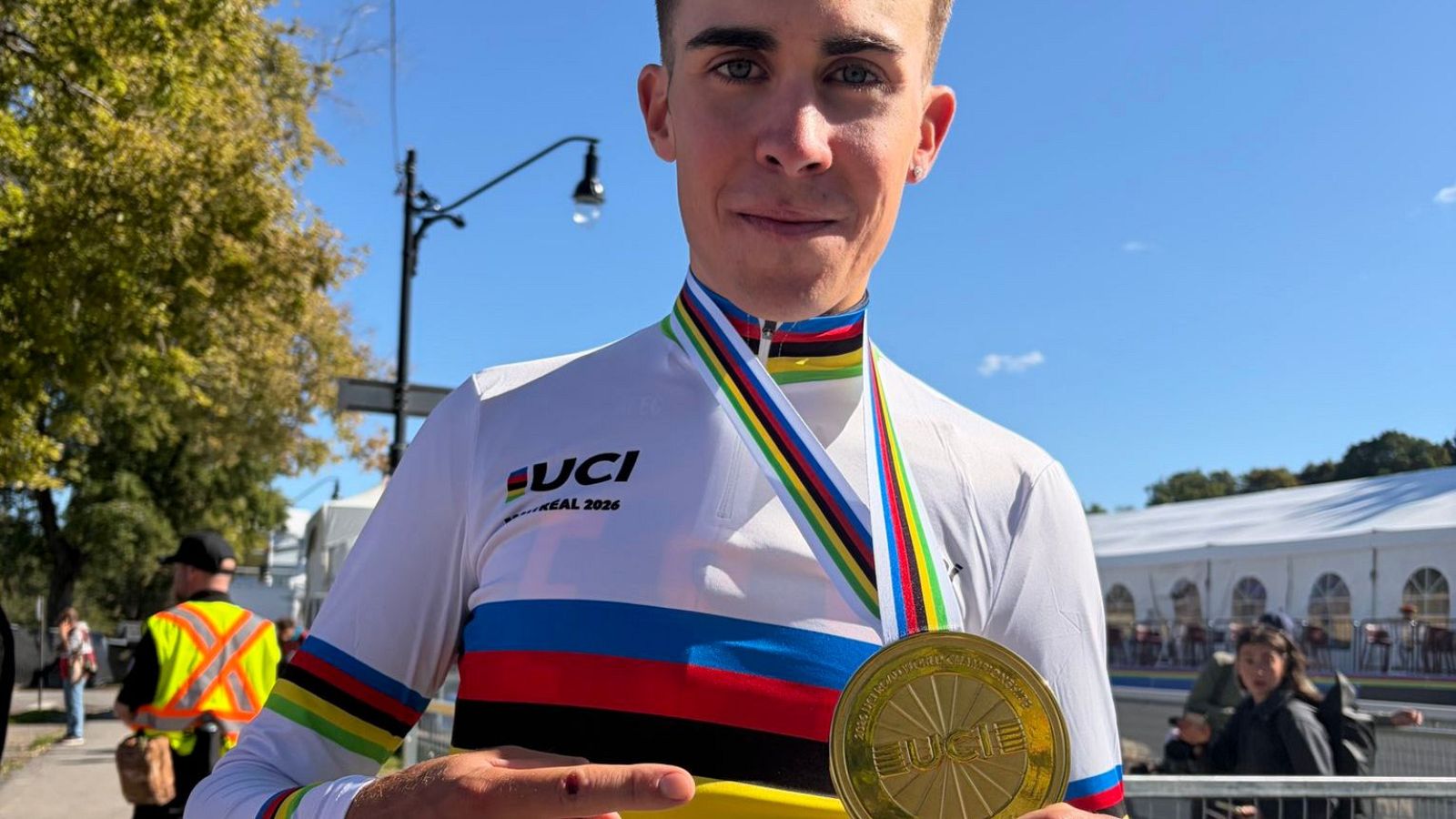 Benja Noval, campeón del mundo júnior de ciclismo en línea y contrarreloj.