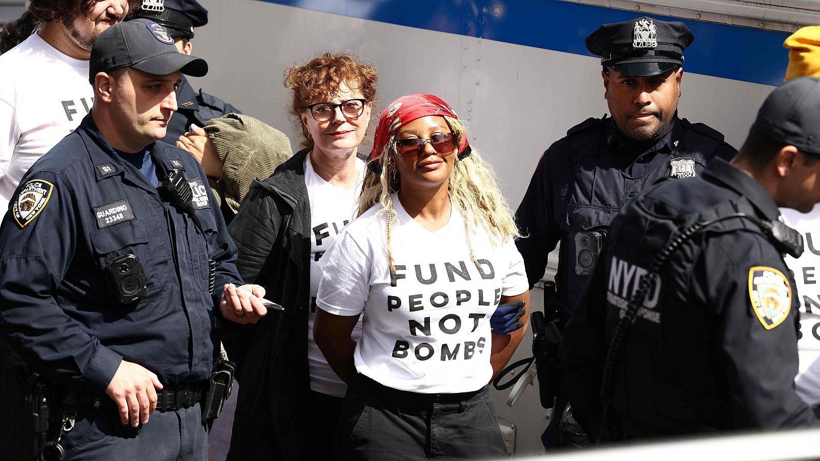 Detienen a la actriz estadounidense Susan Sarandon (centro) y a otros manifestantes propalestinos.
