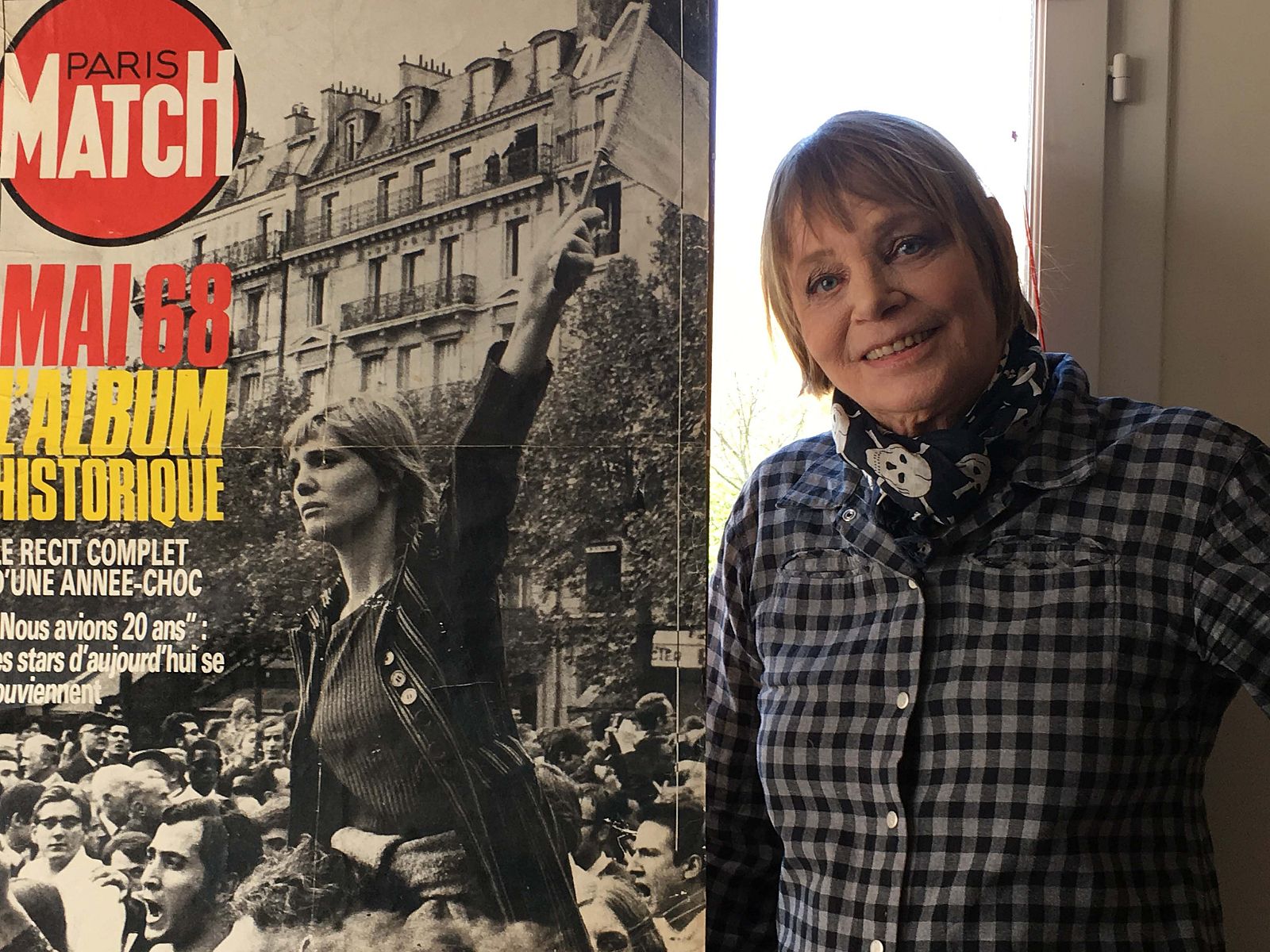 La fofo de Caroline de Bendern, portando una bandera de Vietnam dio la vuelta al mundo.