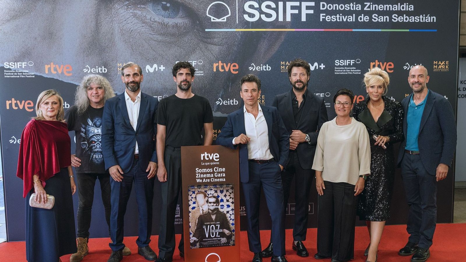 Foto de familia de 'La voz quebrada' en San Sebastián