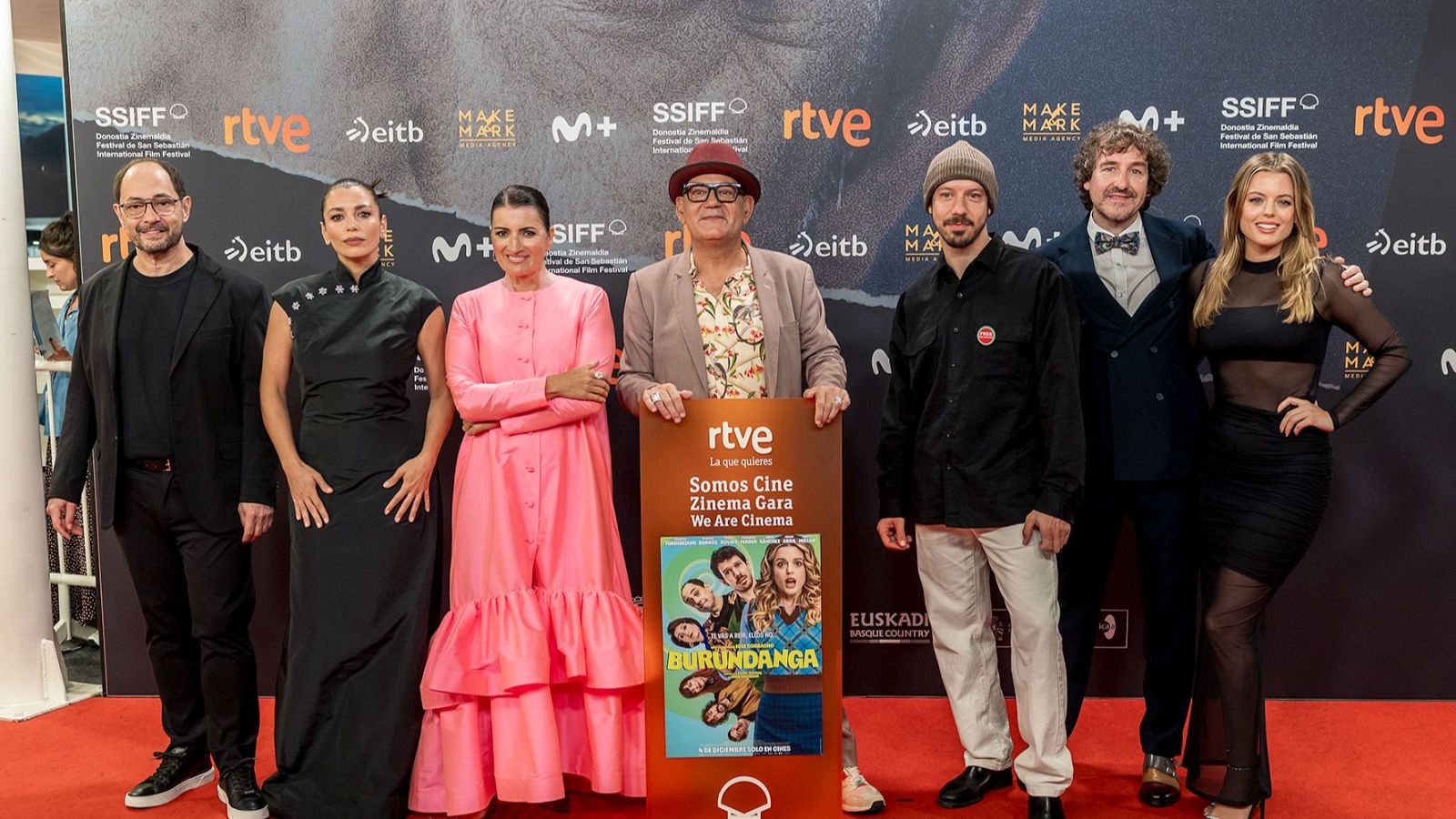 Jose Corbacho junto al equipo artístico de 'Burundanga'