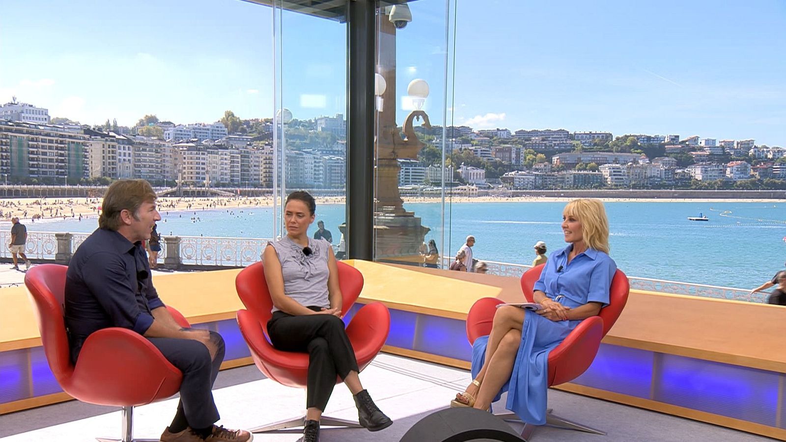 Antonio de la Torre, Patricia López Arnaiz y Cayetana Guillén Cuervo en un estudio de televisión con vista a la Bahía de La Concha en San Sebastián.