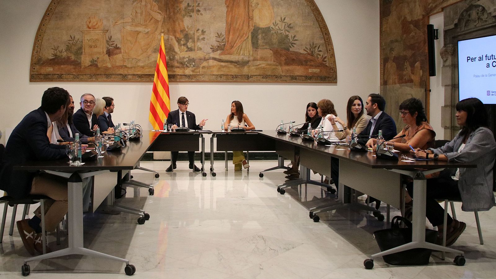 El president de la Generalitat, Salvador Illa, i la consellera d'Educació, Esther Niubó, a la reunió amb els grups parlamentaris sobre educació al Palau de la Generalitat