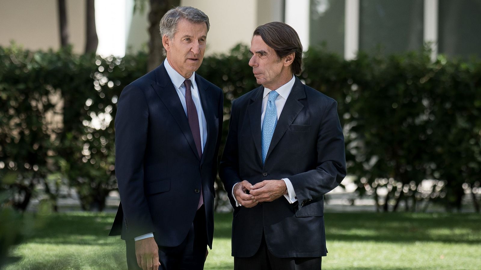 El presidente del Partido Popular, Alberto Núñez Feijóo, y el expresidente del Gobierno, José María Aznar, durante la clausura del Campus FAES 2026