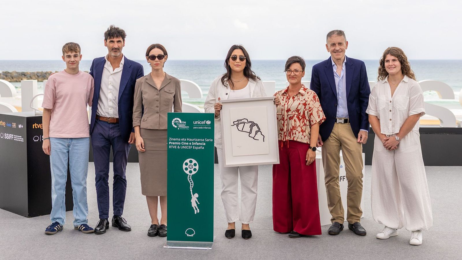 La directora, Beth de Araújo, posa con el jurado tras la entrega del premio
