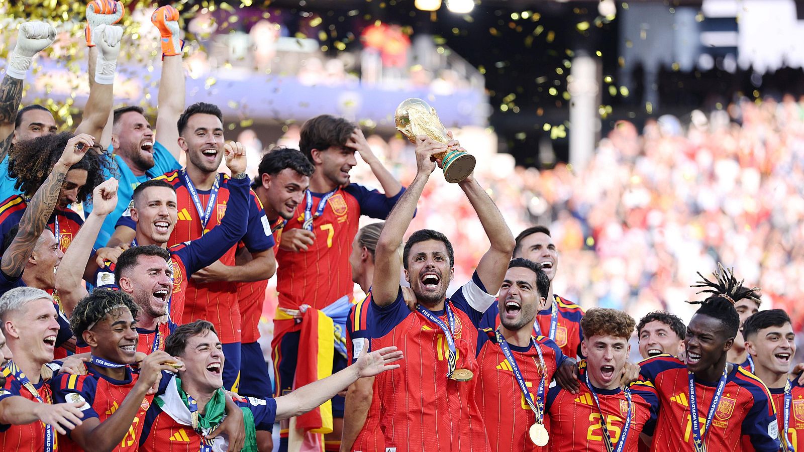 El capitán de la selección española masculina de fútbol, Rodri, levanta la Copa del Mundo tras ganar la final frente a Argentina en Nueva Jersey