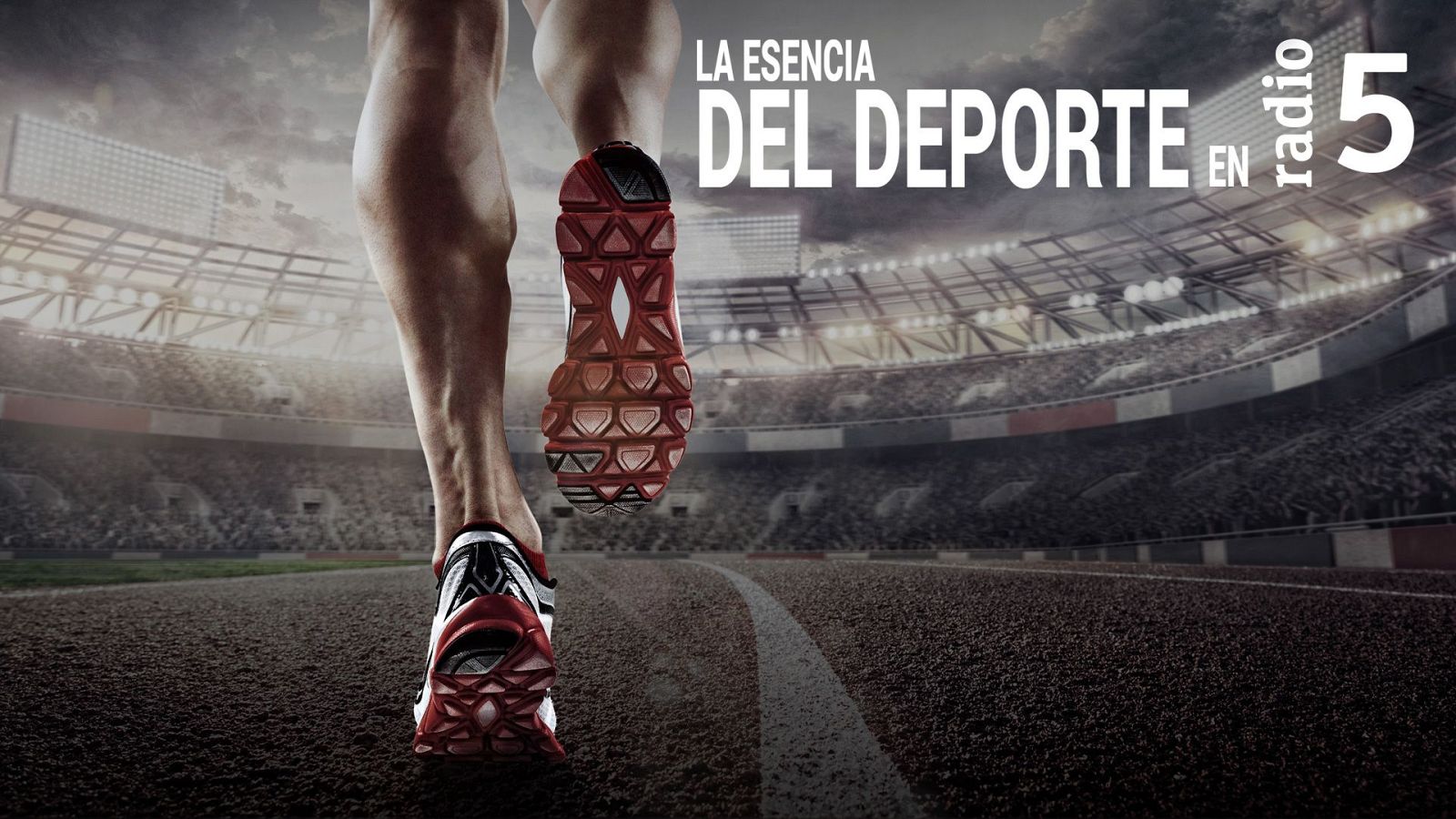 Piernas de corredor en pista de atletismo con zapatillas rojas y negras. Estadio lleno al atardecer con texto "LA ESENCIA DEL DEPORTE EN radio 5".