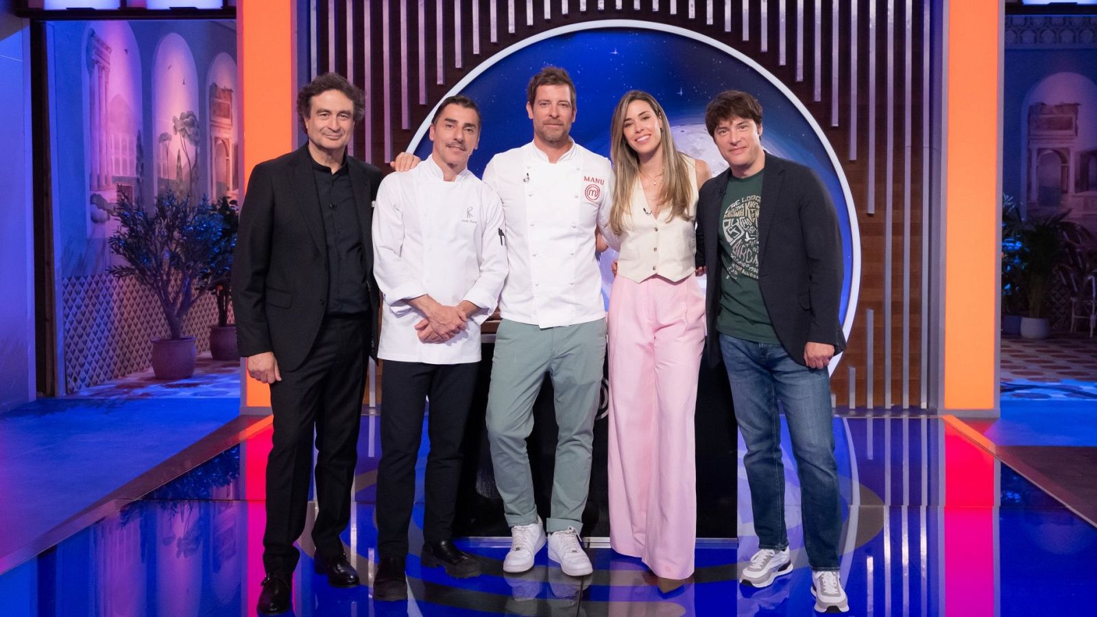 Pepe Rodríguez Rey, Jordi Cruz Mas, Mario Vaquerizo, Tamara Falcó Preysler y Florentino Fernández posan sonrientes en un escenario de televisión con fondo estrellado y decorados arquitectónicos.