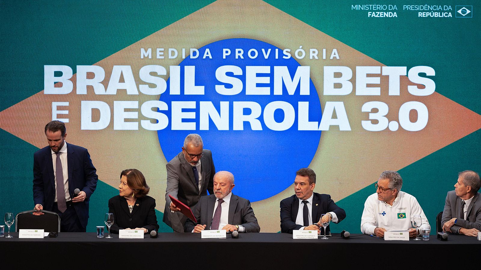 El presidente de Brasil, Luiz Inácio Lula da Silva (tercero desde la izquierda), anunció la prohibición de las apuestas deportivas y los casinos en línea, a nueve días de las elecciones presidenciales y legislativas.