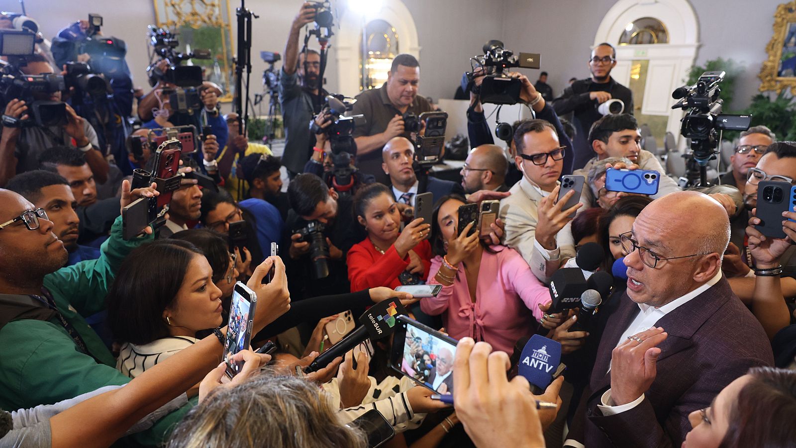 El presidente de la Asamblea Nacional (AN) de Venezuela, Jorge Rodríguez ofrece declaraciones a periodistas al cierre de la segunda ronda de las conversaciones con la oposición, impulsadas por Estados Unidos.