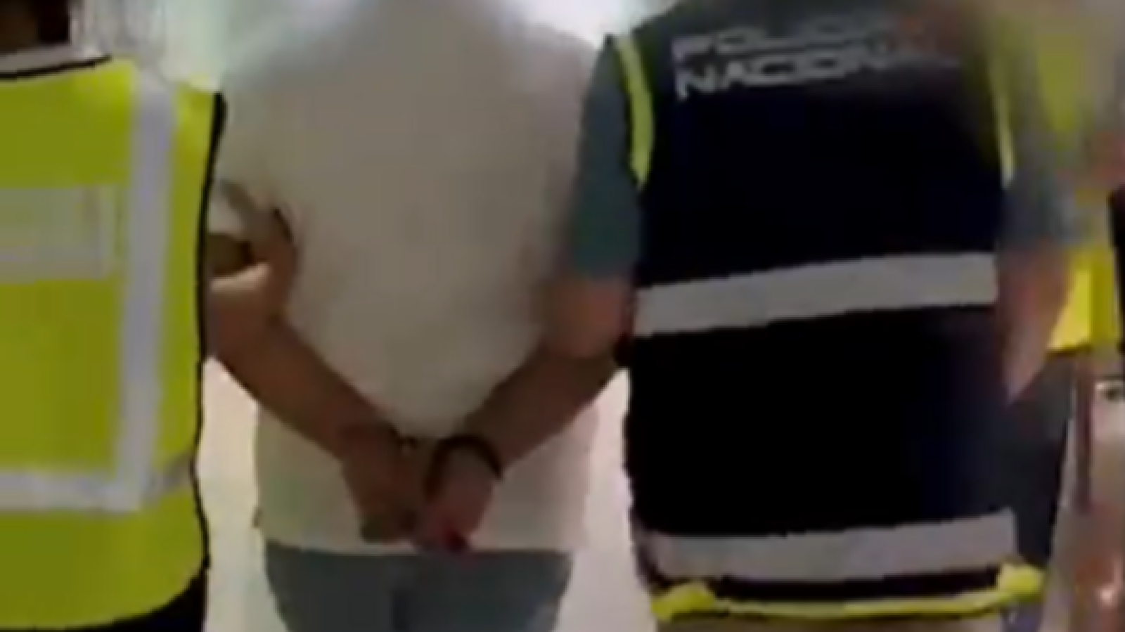 Moment de la detenció a l'aeroport del Prat dels dos presumptes autors d'un delicte de tràfic d'éssers humans