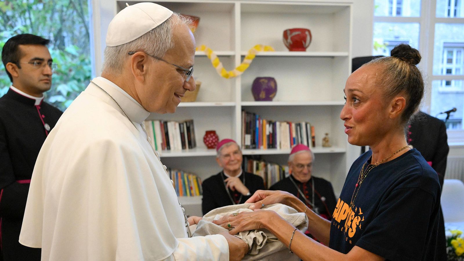 El papa pide honrar la dignidad de cada hermano al visitar un centro para inmigrantes en París