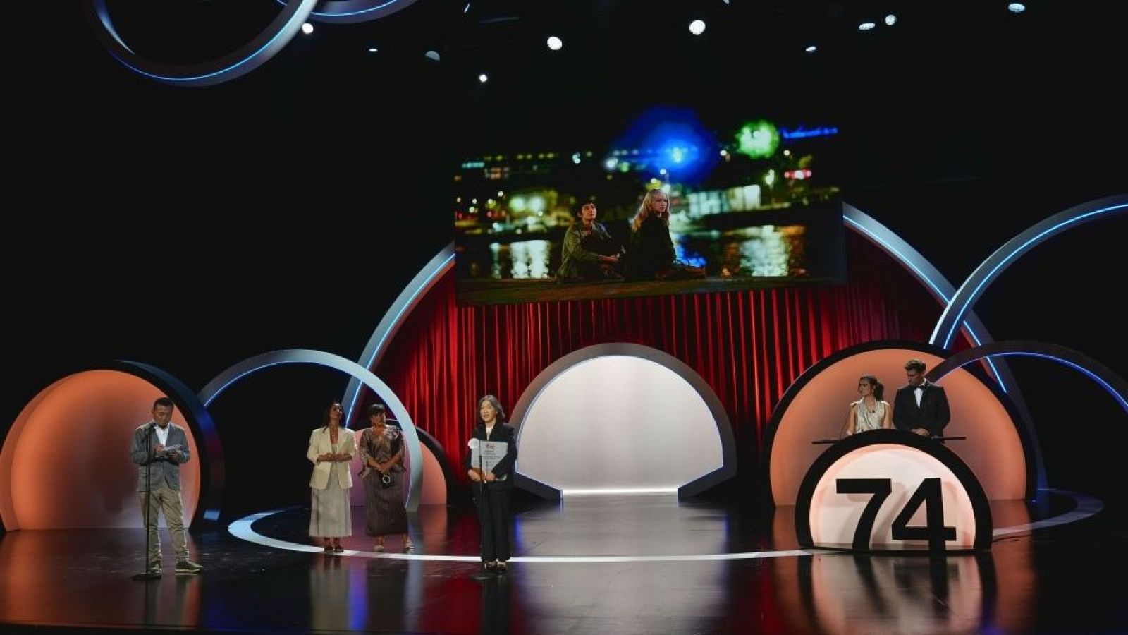 Hiroko Matsuda recoge el premio de manos de María Solana, consejera de RTVE