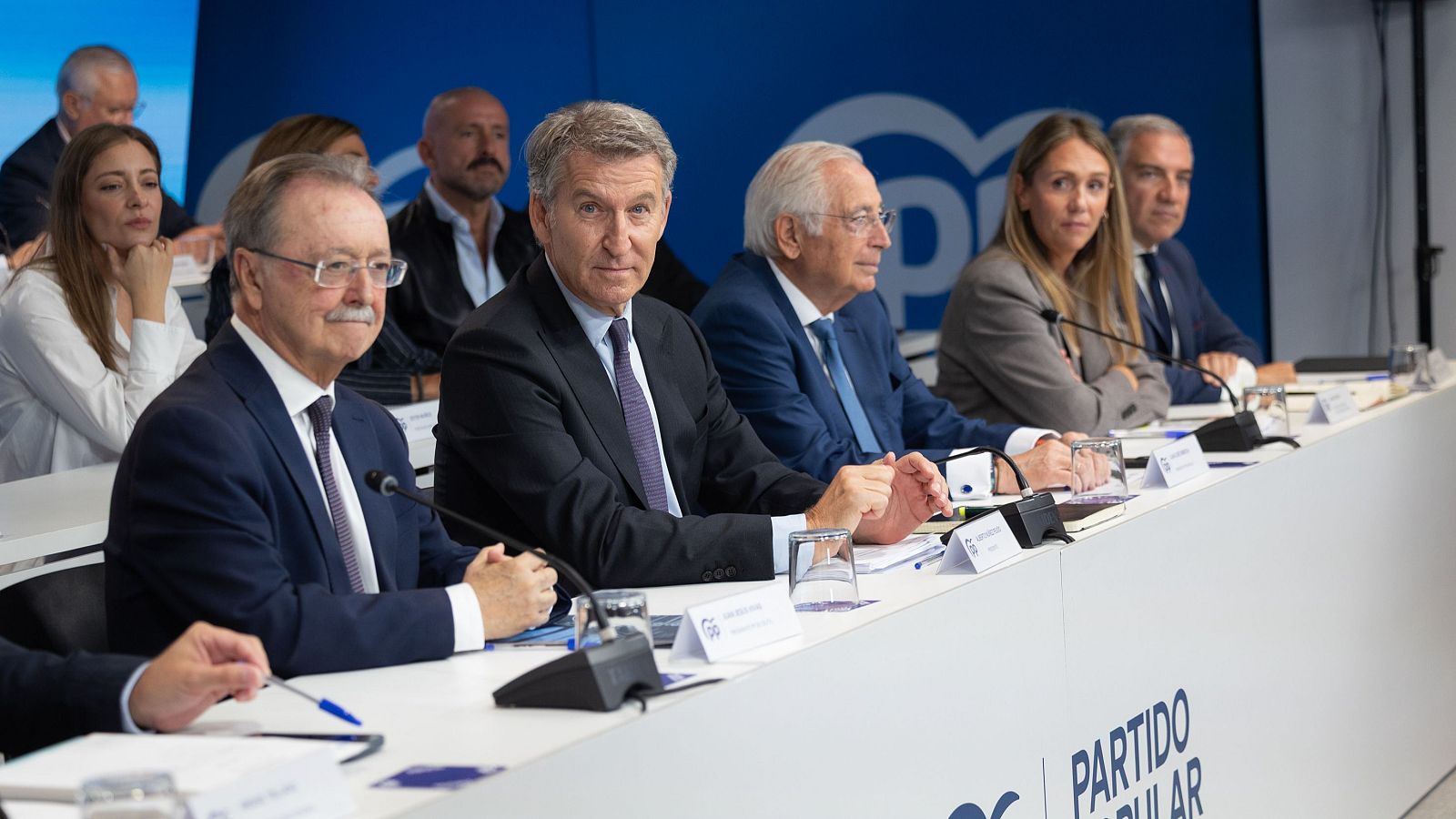 El presidente del Partido Popular, Alberto Núñez Feijóo, junto a los presidentes de Ceuta y Melilla, Juan Jesús Vivas y Juan José Imbroda