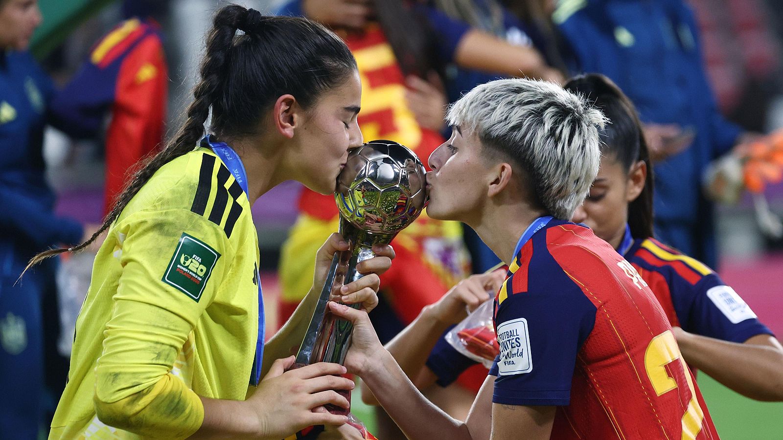 Laia Lopez y Pau Comendador en la celebración del triunfo de España en el Mundial sub-20 femenino.