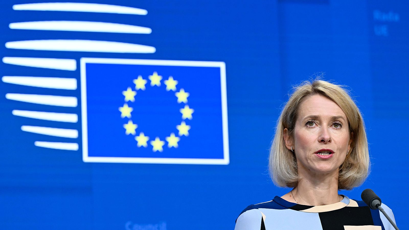 Kaja Kallas, Alta Representante de Política Exterior de la UE, en una rueda de prensa con el logo de la Unión Europea al fondo.