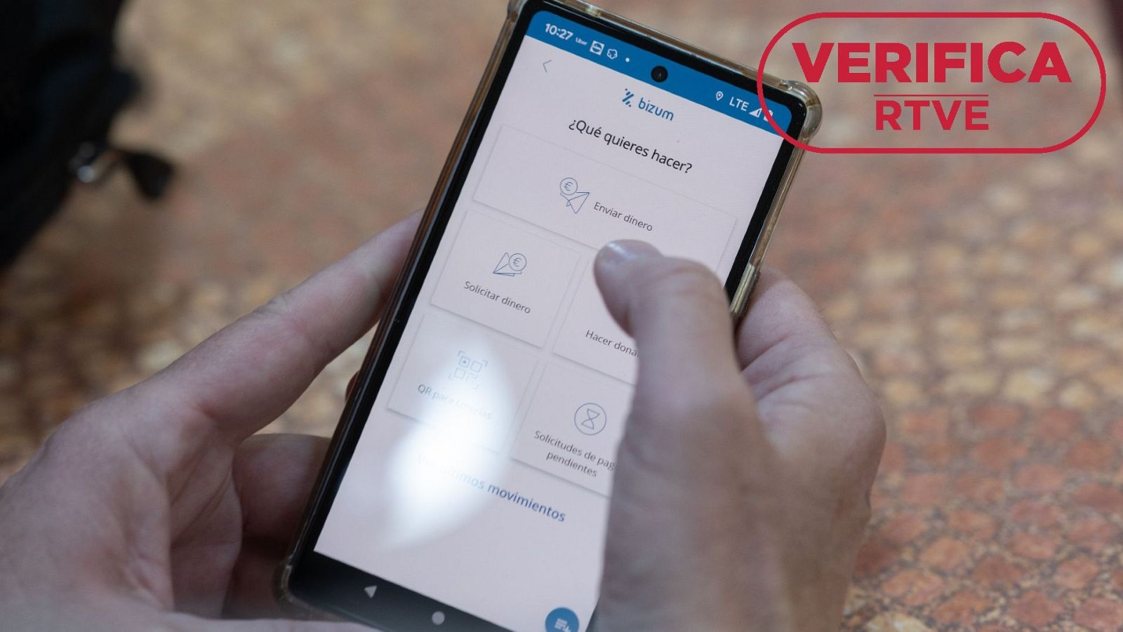 Una persona utilizando la aplicación de Bizum, con sello “VerificaRTVE”.