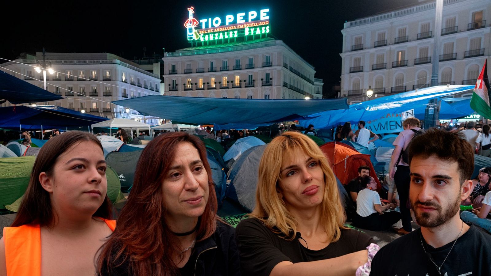 Un grupo de personas charla en la acampada por la vivienda en la Puerta del Sol, Madrid
