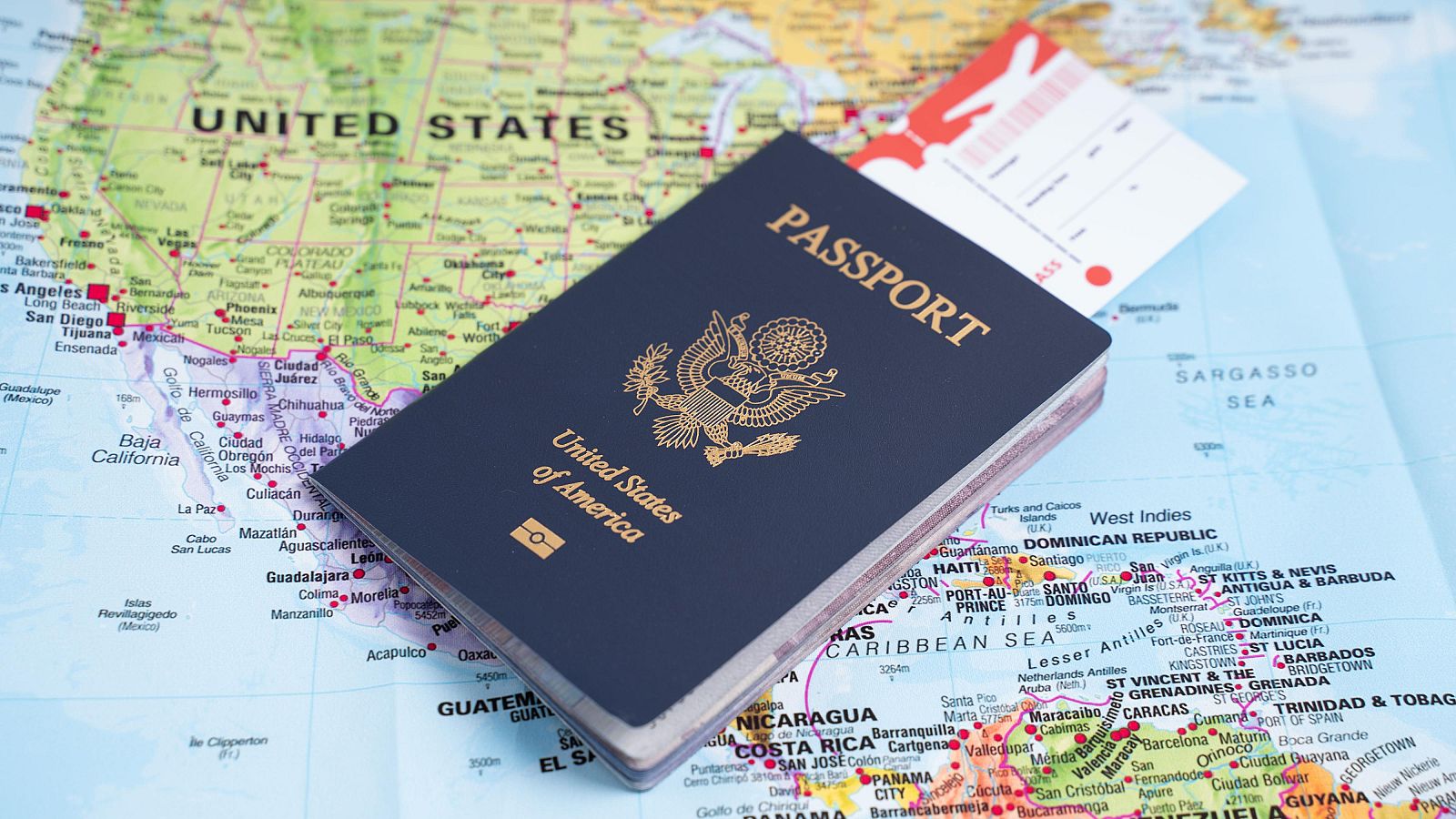 Pasaporte en un mapa de América