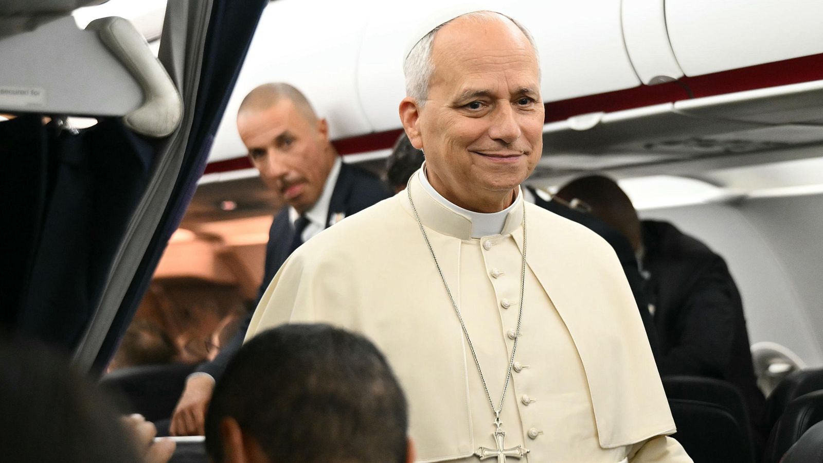 El papa en el avión rumbo a Roma