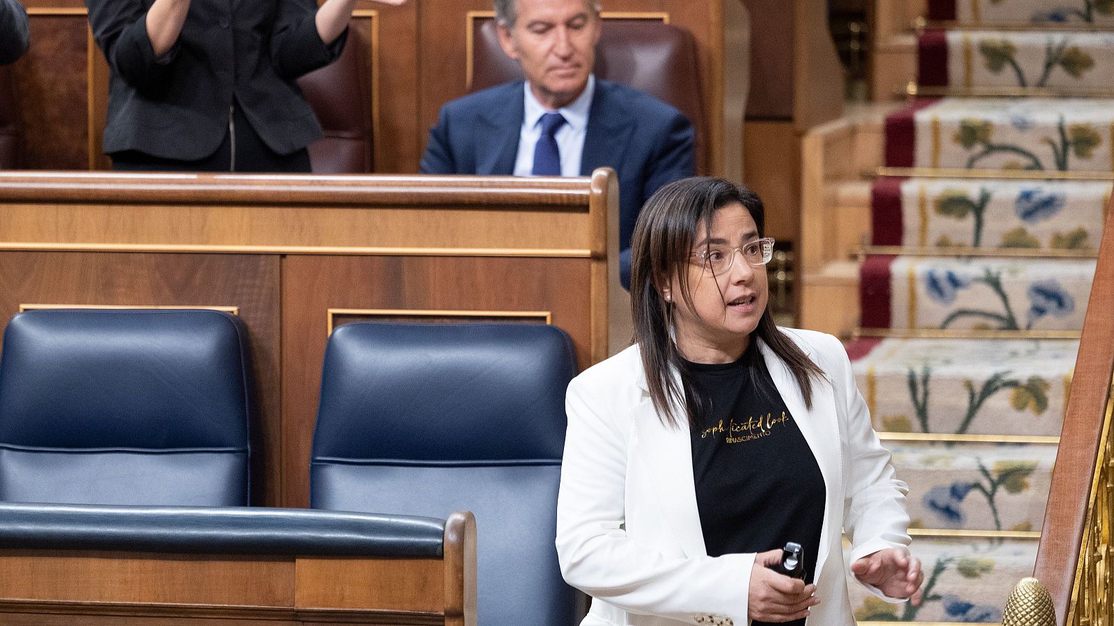La diputada del PP Ana Vázquez interviene en el Congreso de los Diputados sosteniendo un bote de gas pimienta, con Alberto Núñez Feijóo sentado al fondo.