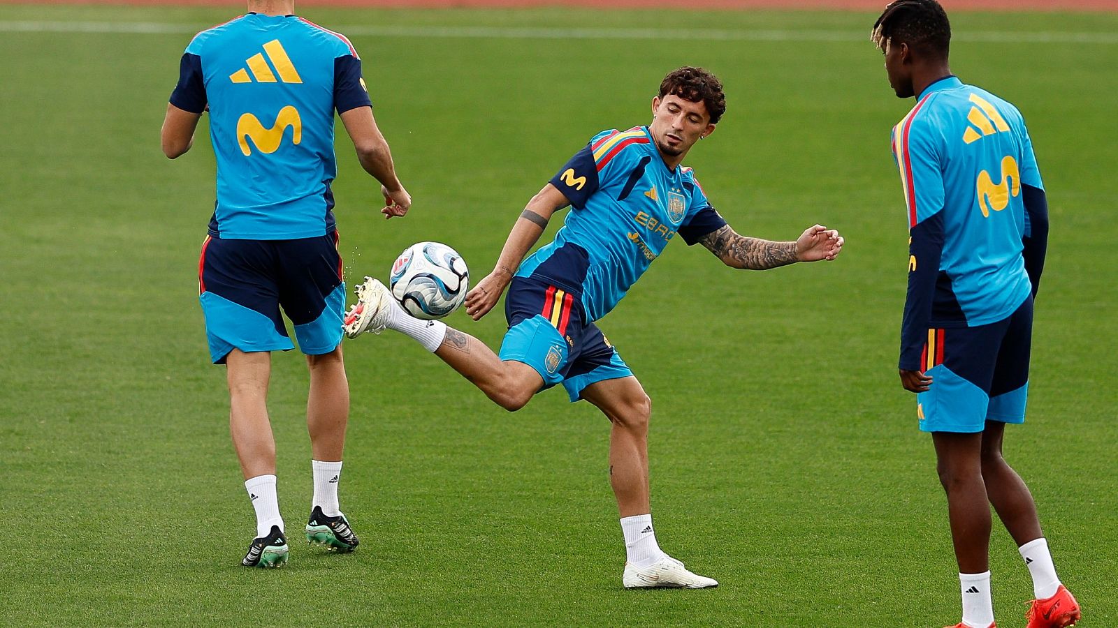 El jugador de la selección española de fútbol Yeremi Pino durante un entrenamiento de la selección.