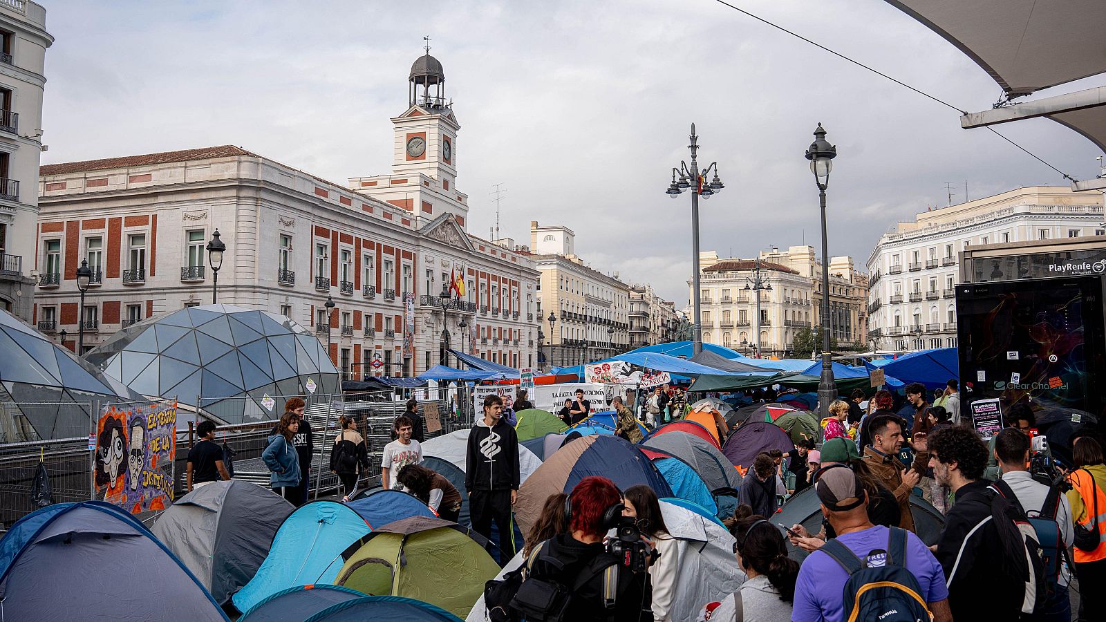 Decenas de personas continúan en la acampada por la vivienda en la Puerta del Sol.