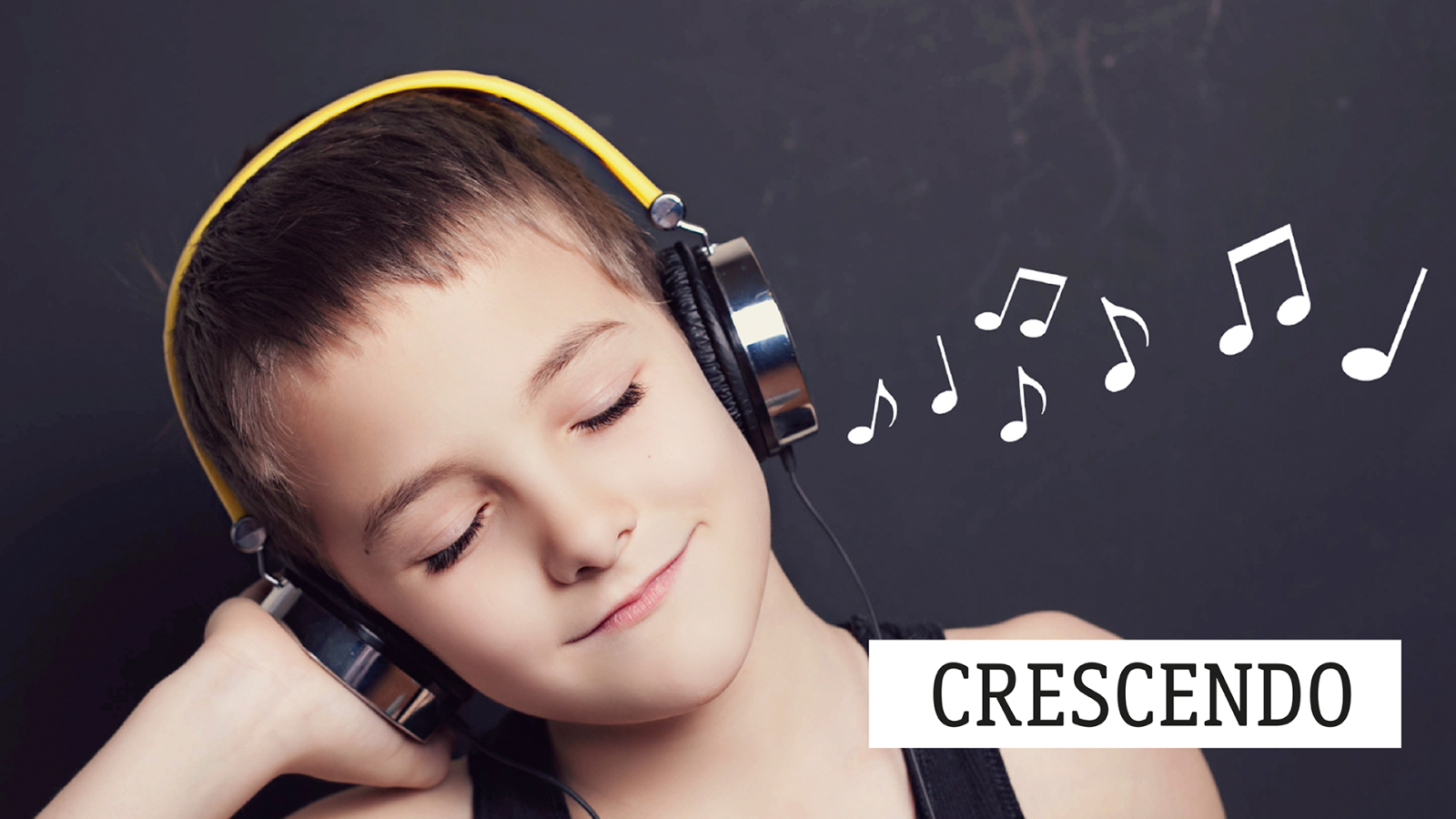 Un niño con auriculares amarillos disfruta de la música, representado por notas flotantes, junto al logotipo "CRESCENDO" sobre un fondo gris.