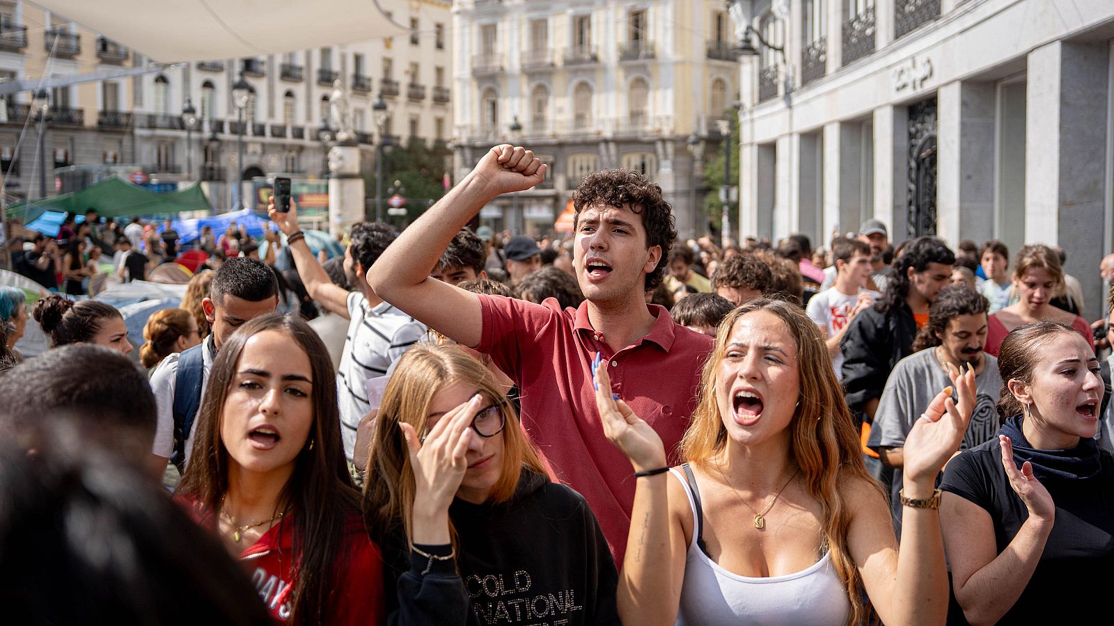 Decenas de personas protestan durante la acampada por el ‘Decreto Maricarmen’ en la Puerta del Sol