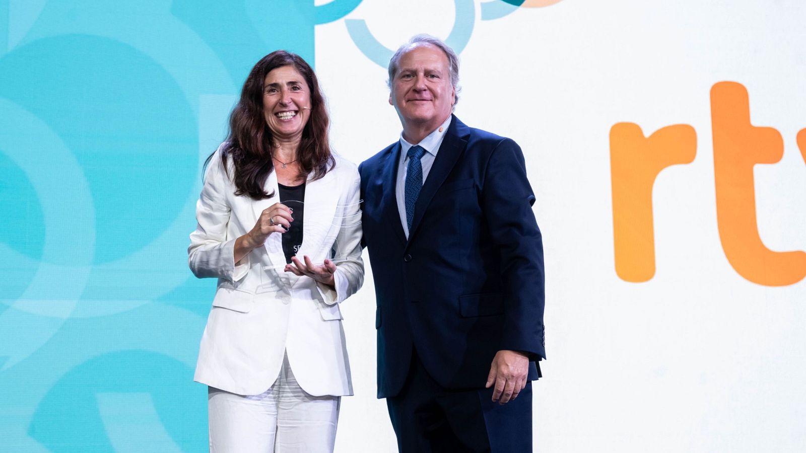 La periodista Lourdes García Campos ha recogido el reconocimiento en nombre de RTVE