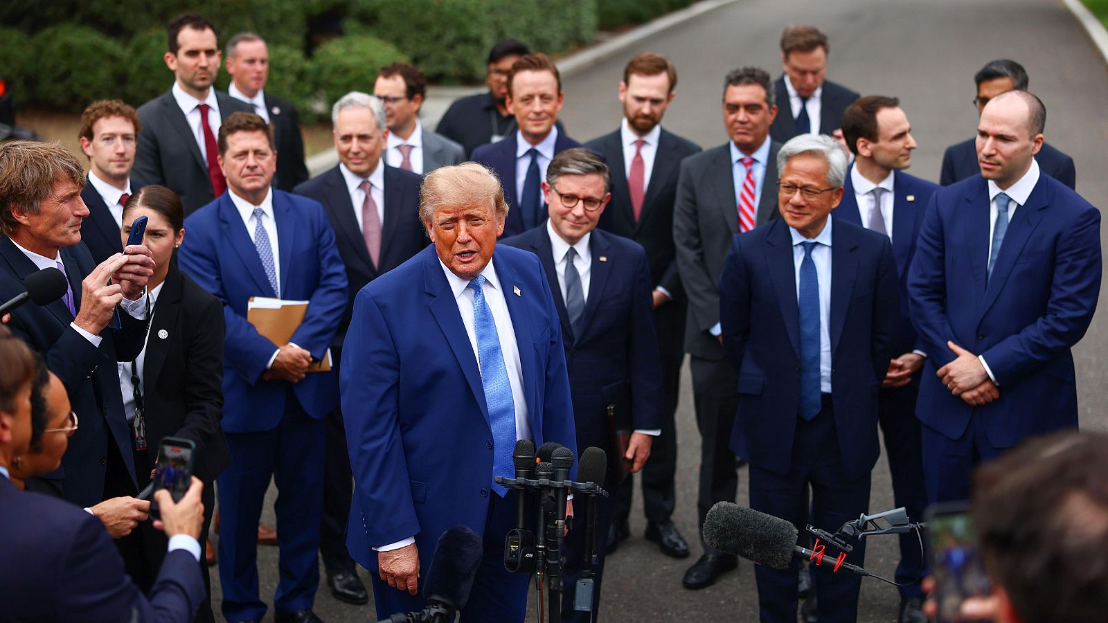 Donald Trump habla con periodistas tras una reunión con ejecutivos del sector tecnológico en la Casa Blanca
