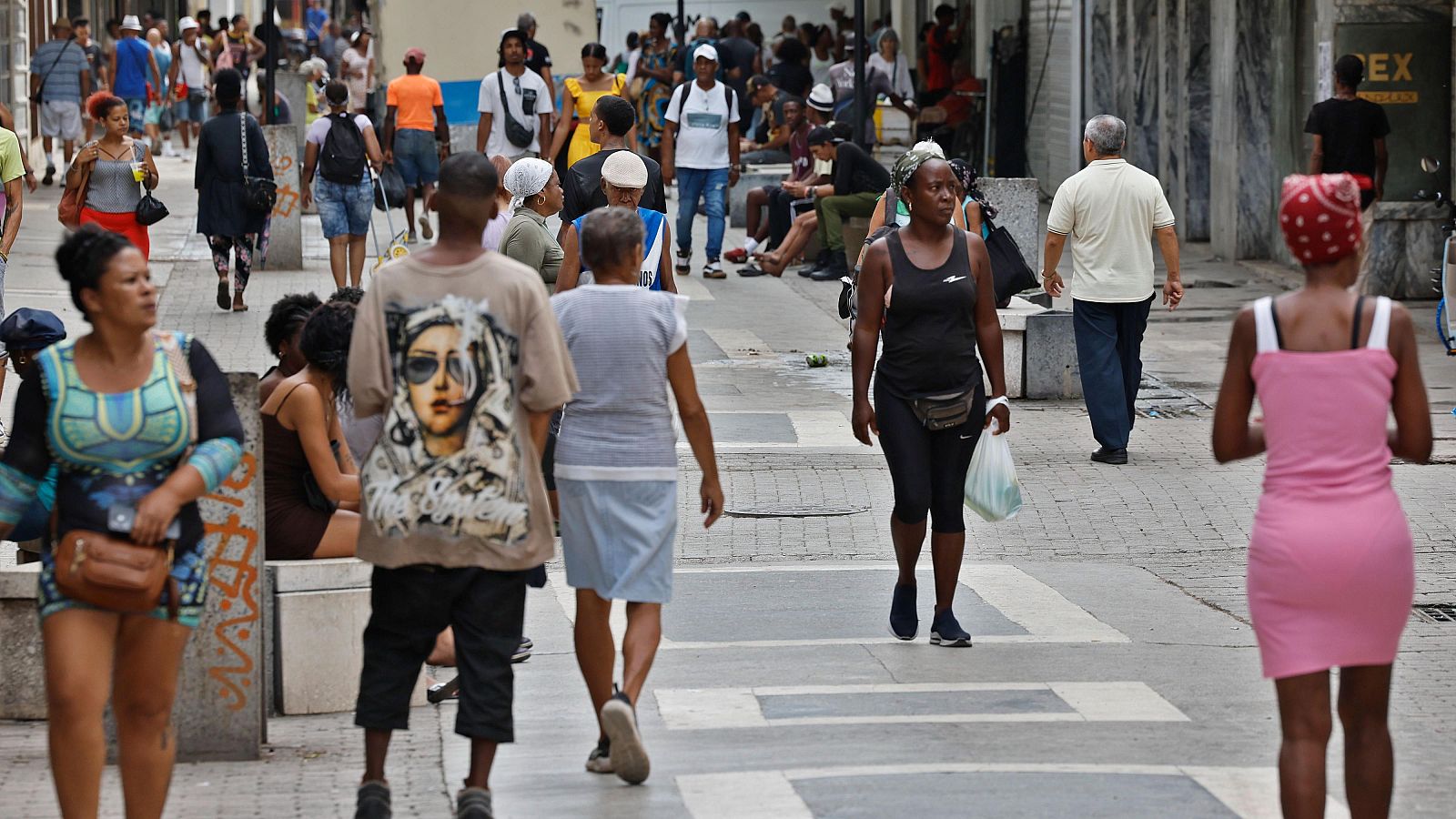 Personas caminan por una calle en La Habana, Cuba