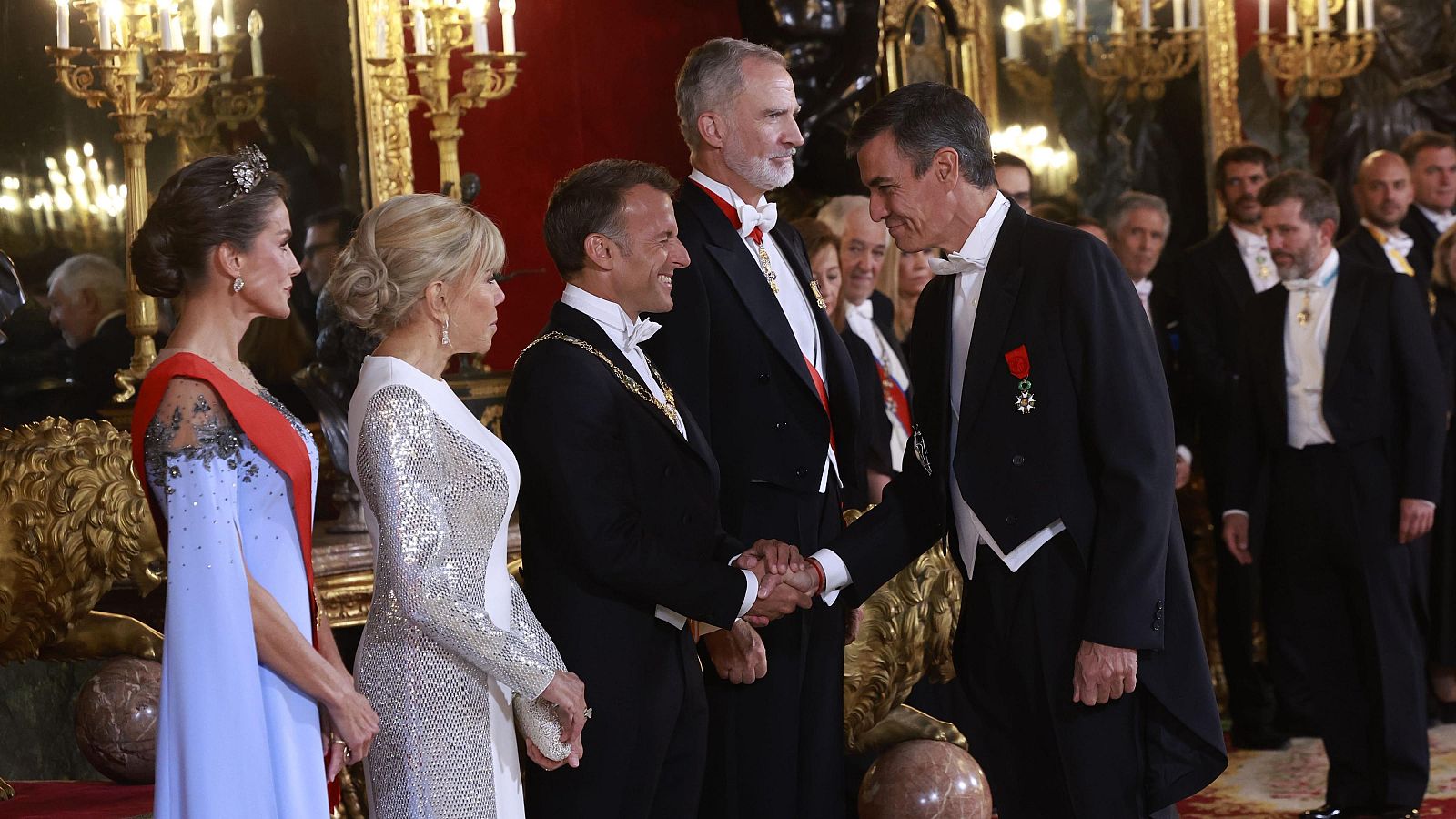 El jefe del Ejecutivo, Pedro Sánchez, saluda presidente de la República Francesa, Emmanuel Macron, durante la cena de gala ofrecida por los reyes este martes.