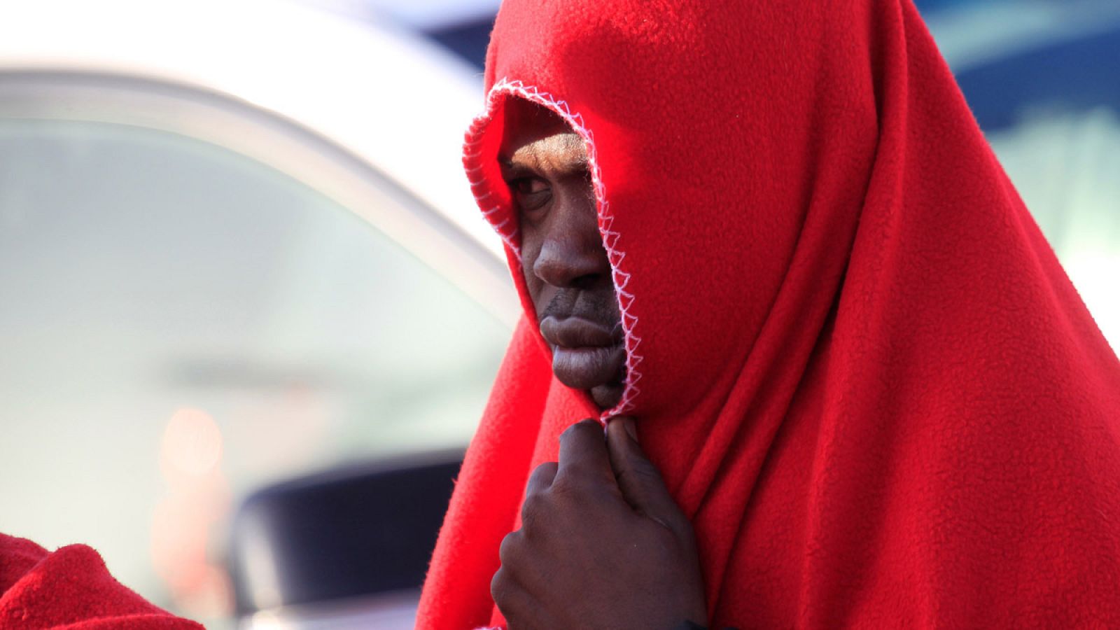 Un inmigrante rescatado por Salvamento Marítimo llega al puerto de Tarifa, Cádiz