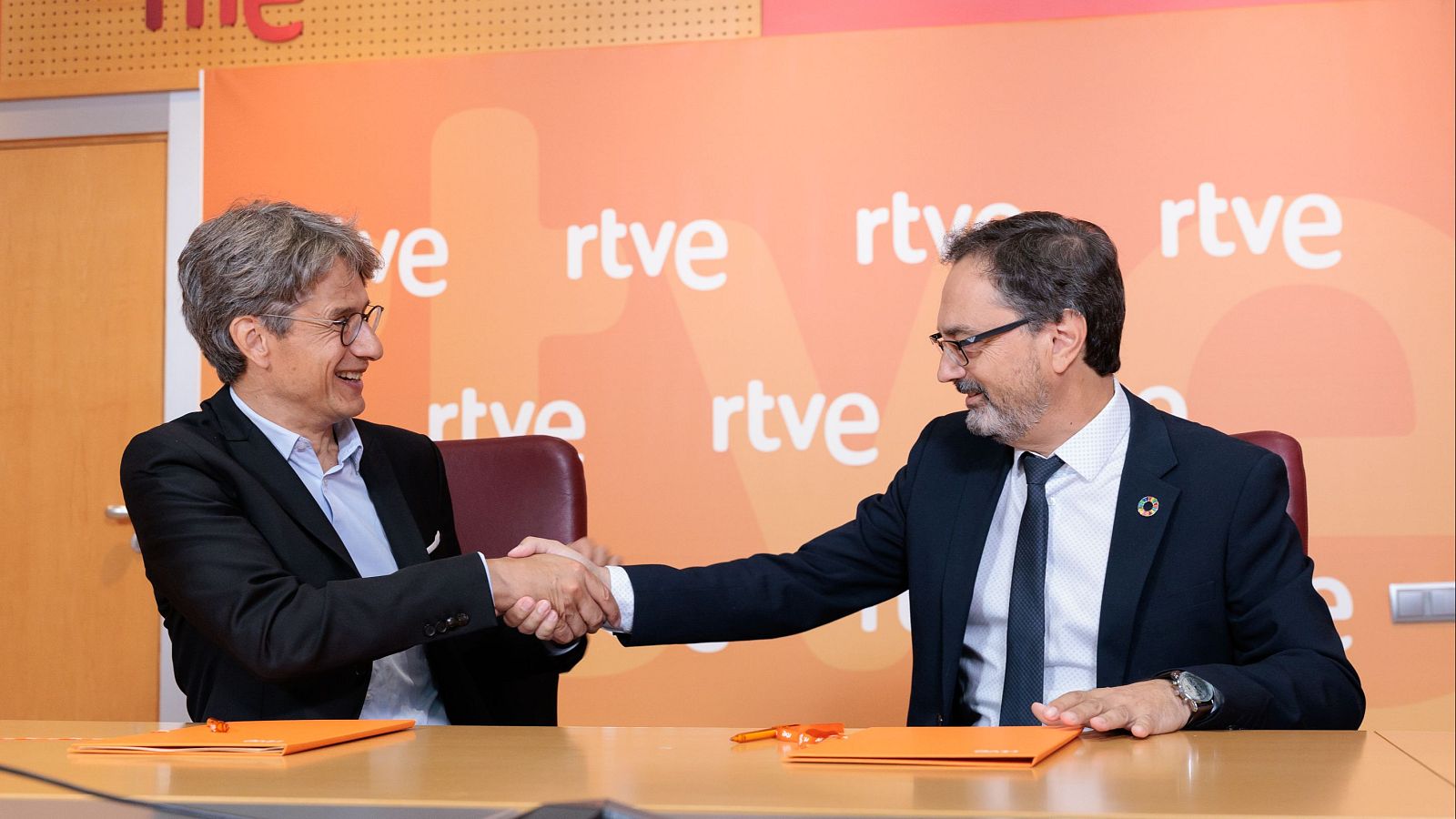 Alfonso Morales y Bruno Patino, tras la firma del acuerdo