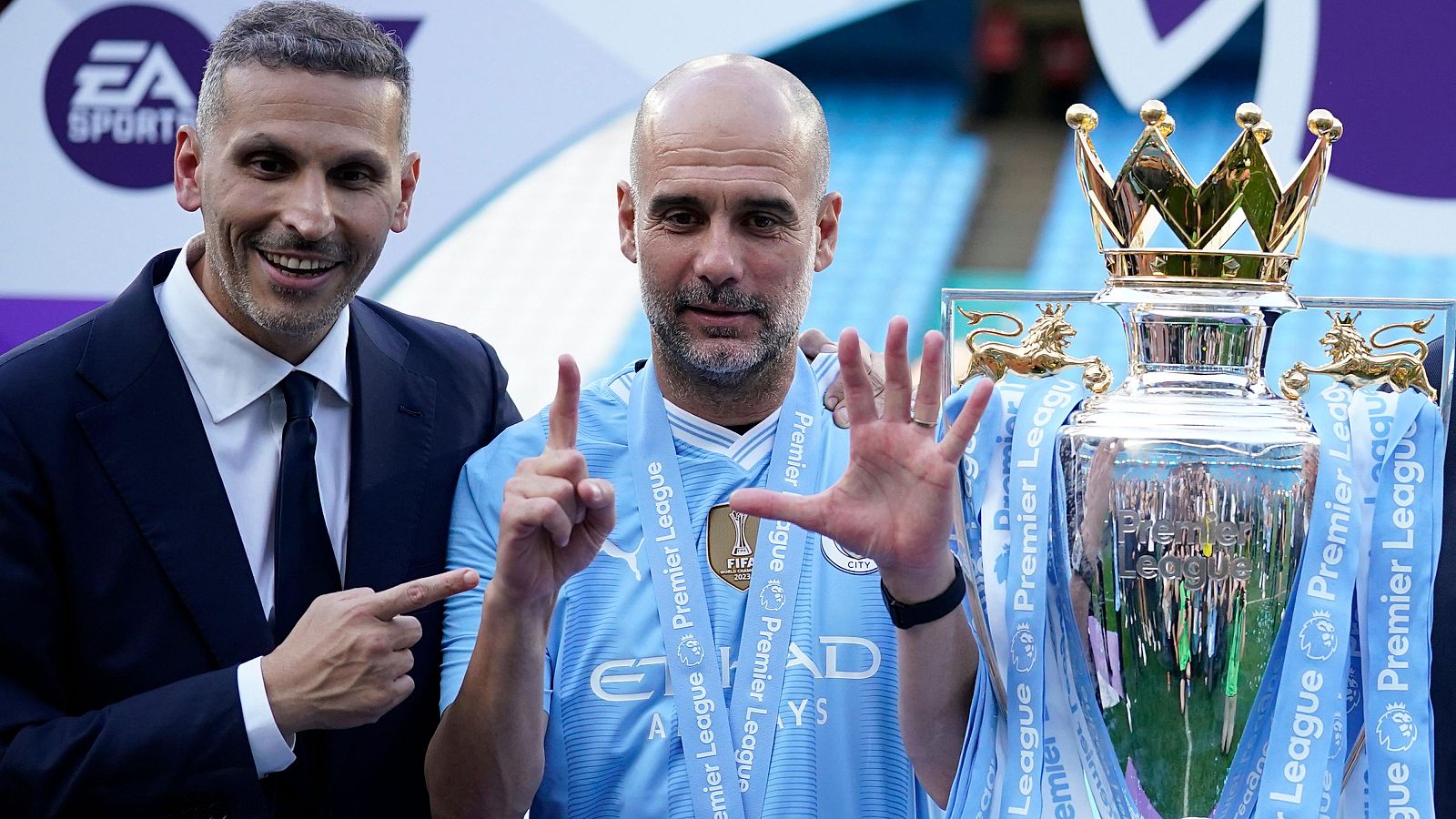 Pep Guardiola celebra su sexto título de la Premier con el presidente del Manchester City, Khaldoon Al Mubarak (izquierda), en 2024