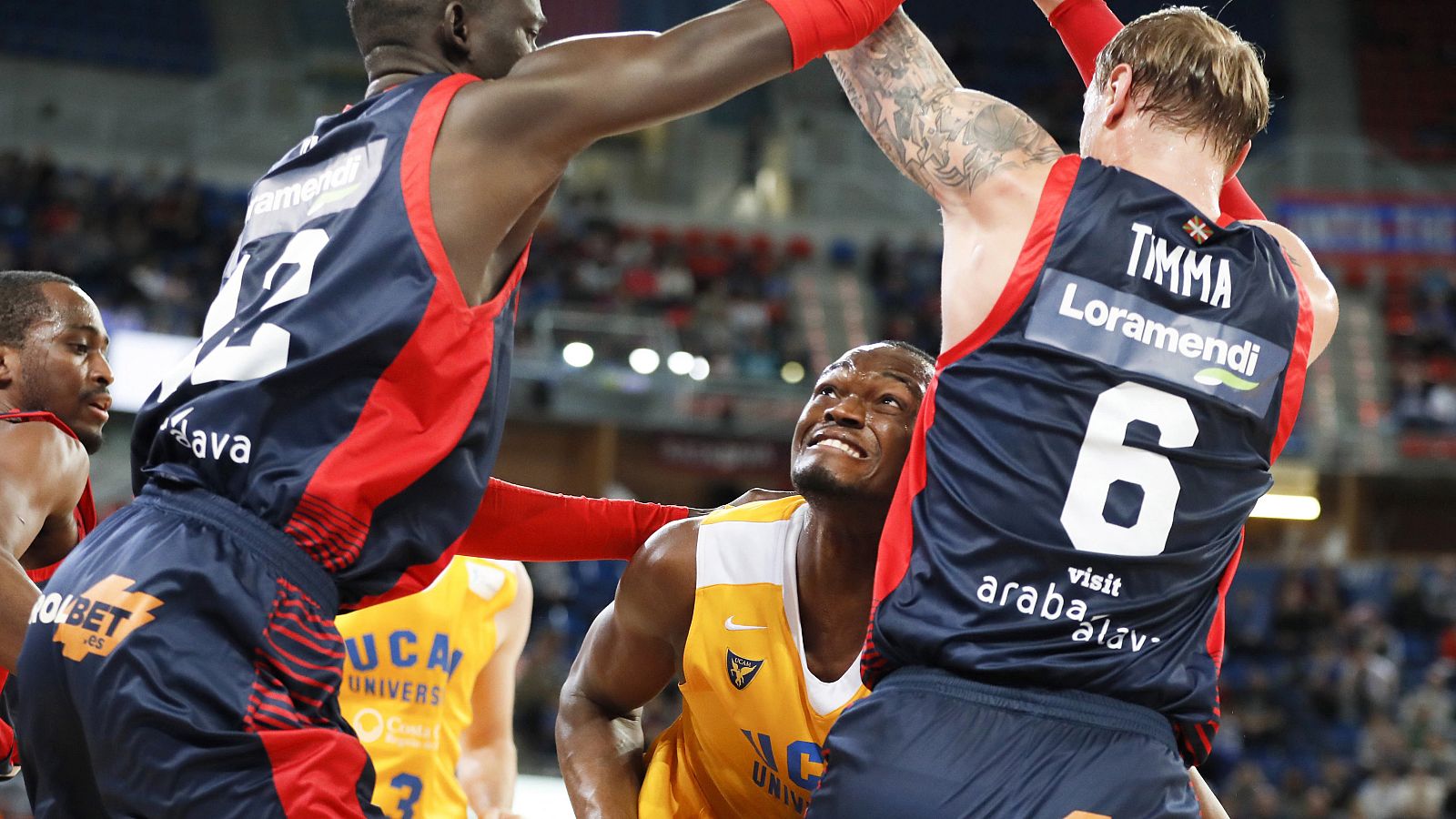 Baskonia sufre para ganar a UCAM Murcia